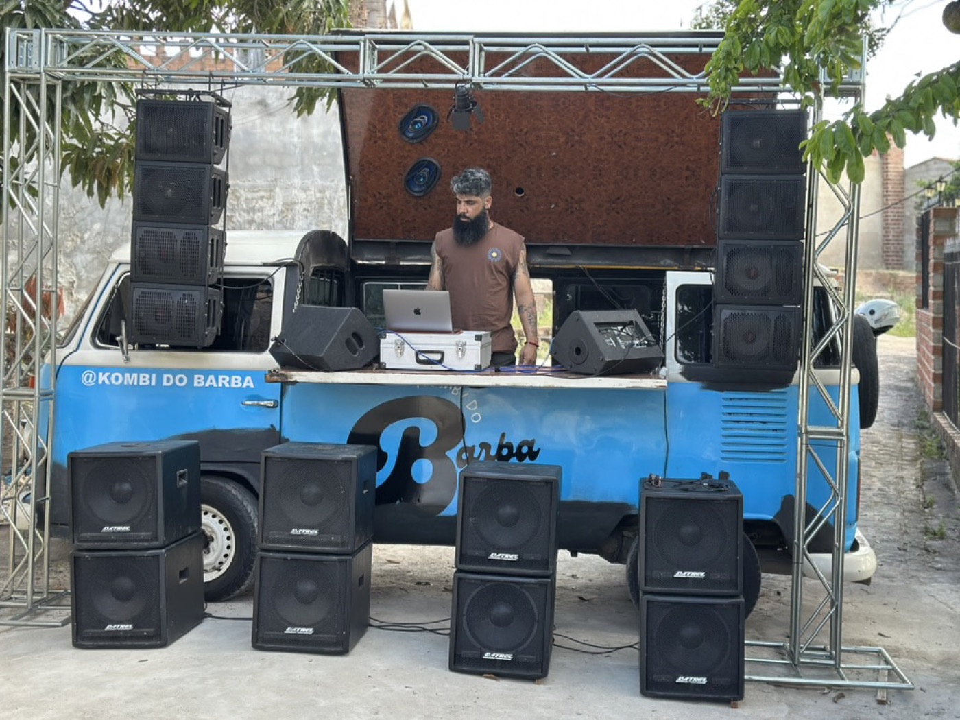 A Kombi do Barba montada como palco de DJ, cercada de caixas de som