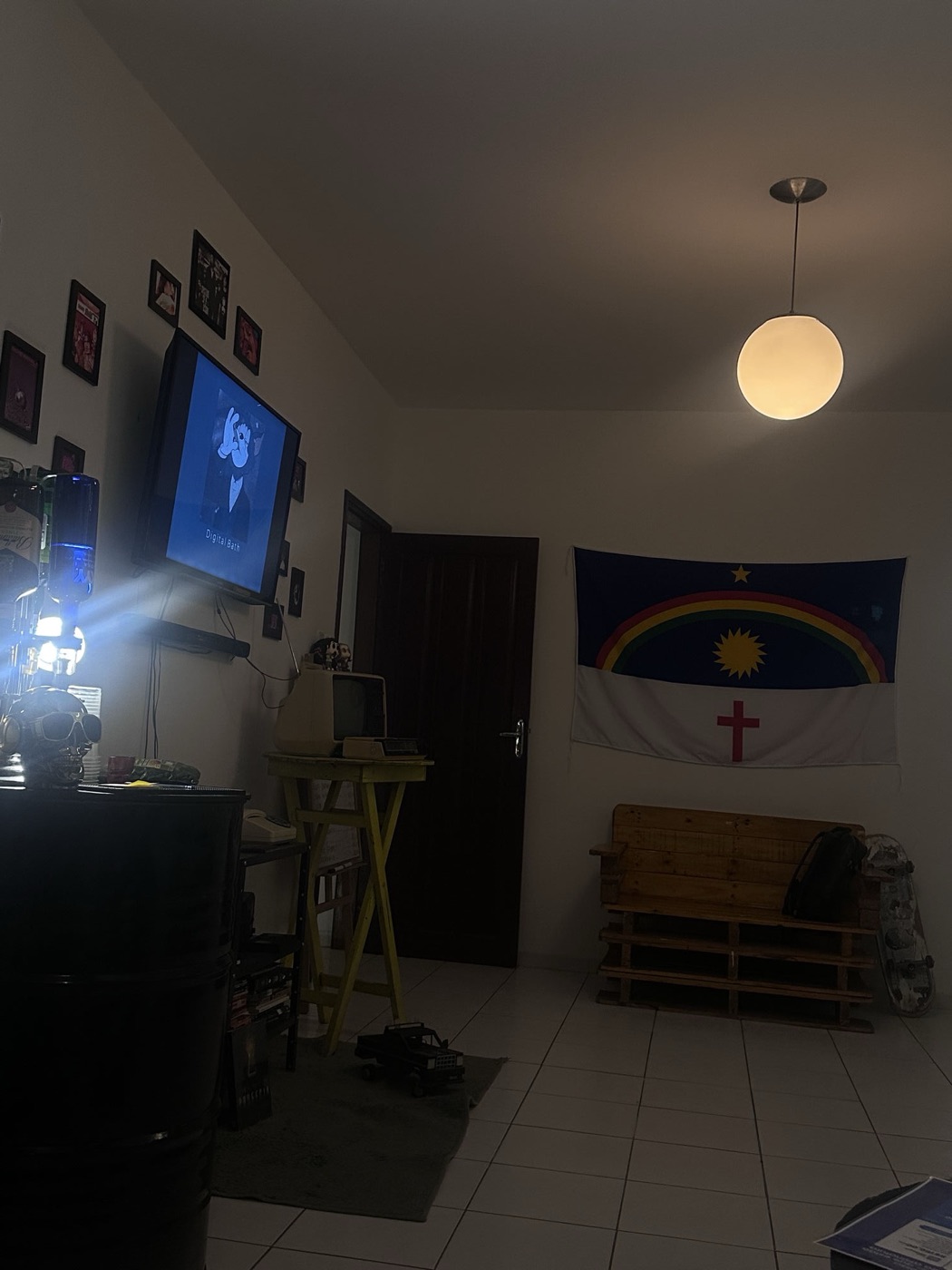 A recepção do pub com a bandeira de Pernambuco