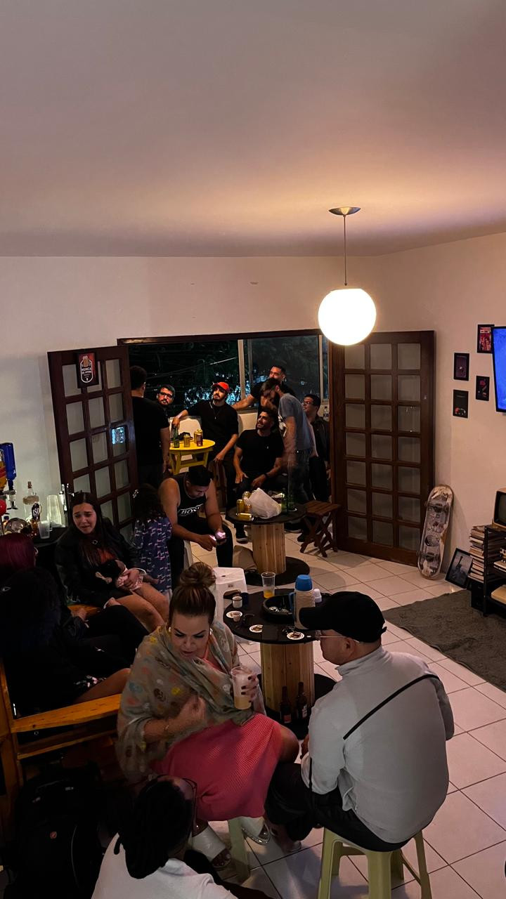 A recepção cheia numa noite de live