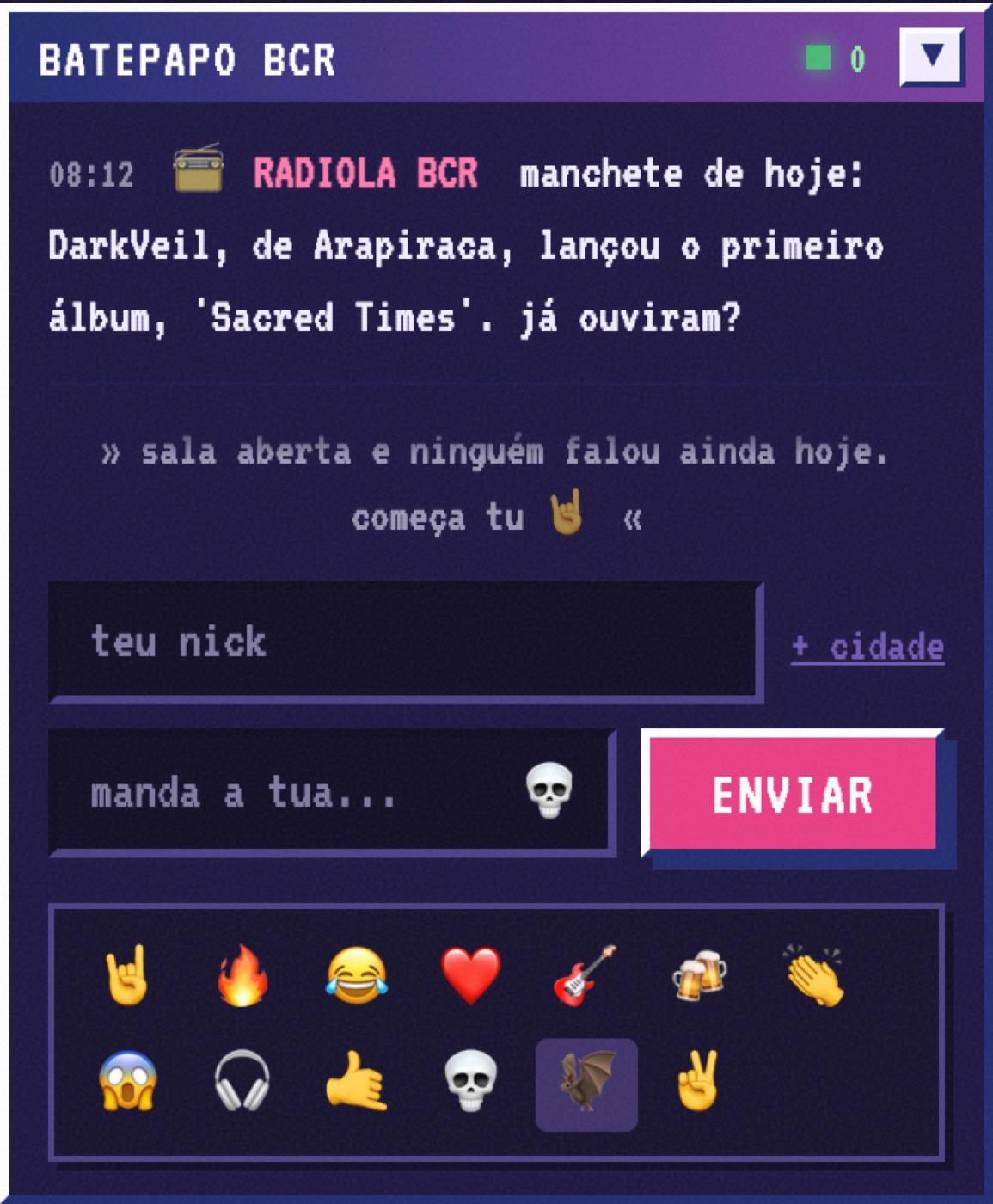 A janelinha do BATEPAPO BCR aberta no canto do site, com o painel de emojis