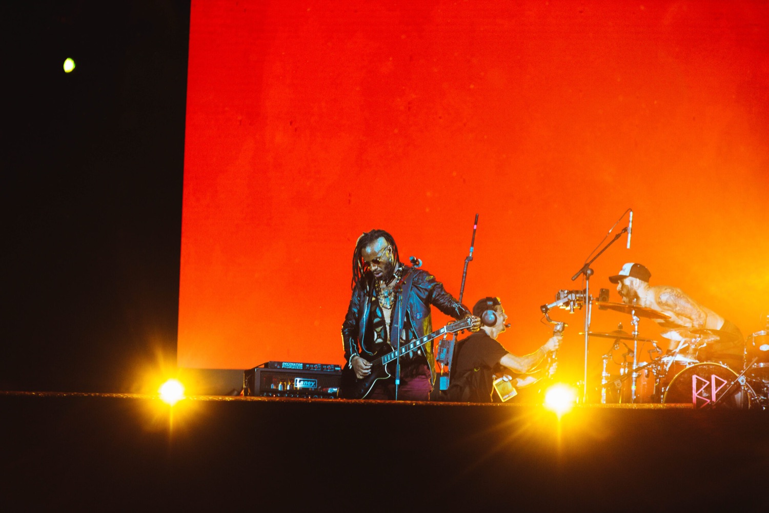 O Black Pantera no Palco Sunset, com o telão todo em vermelho